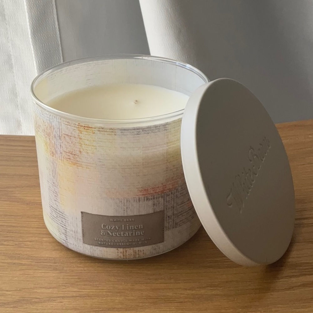 White Barn Cozy Linen & Nectarine 3-Wick Candle
